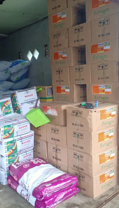 Interior dan Stok Produk Lengkap